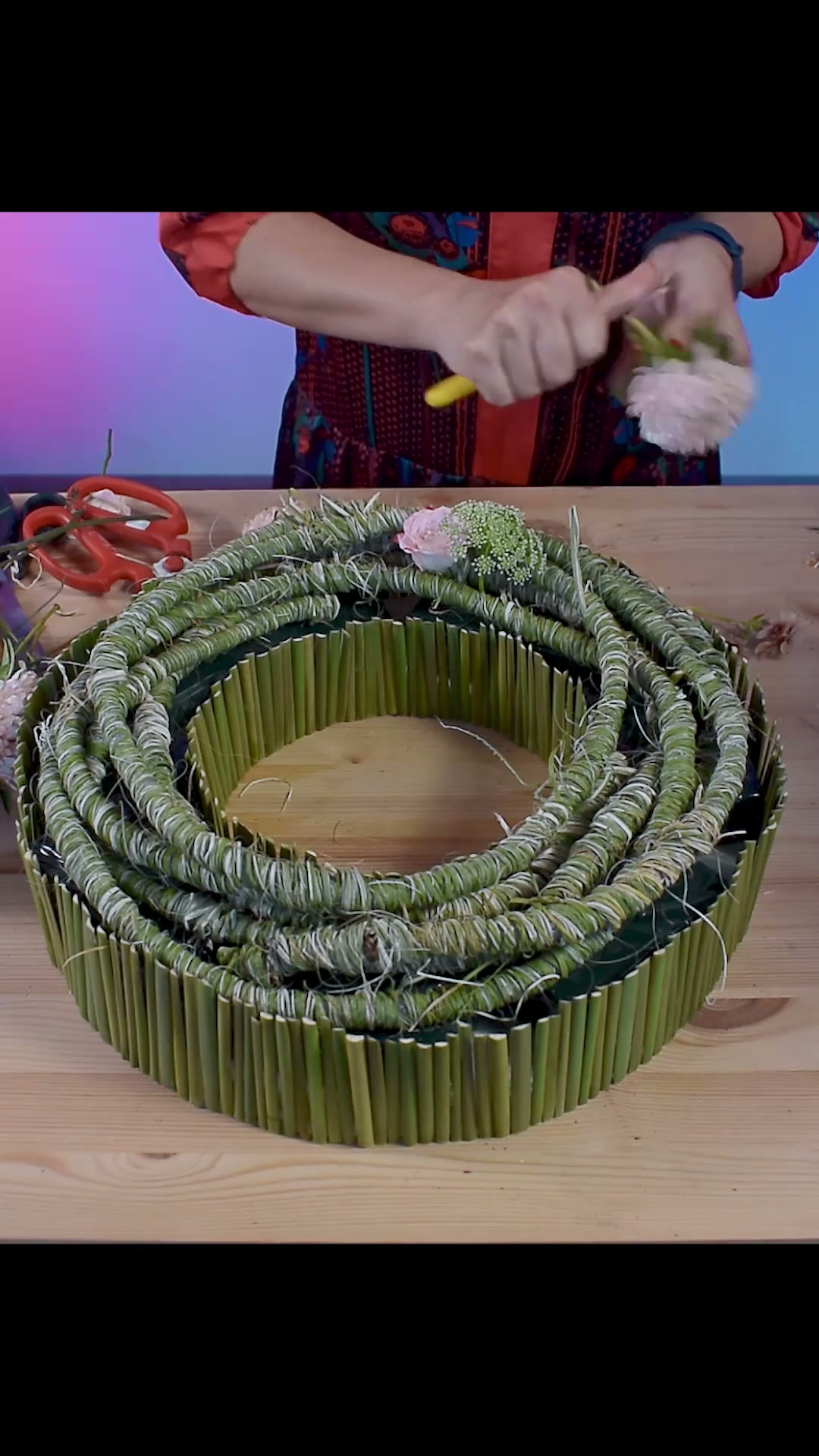 Веночная основа с рогозом и горячим клеем: кадр 4