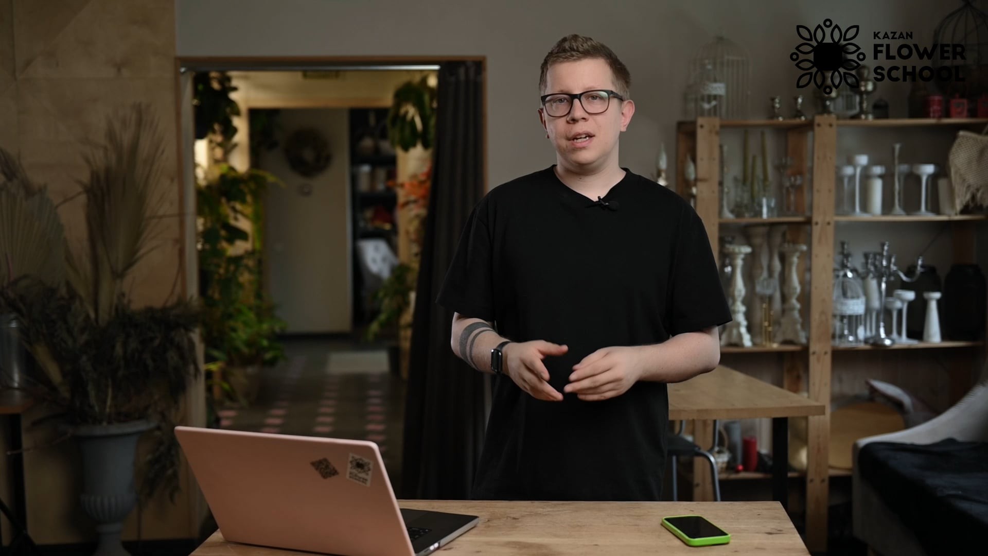 Рилз с композицией: переход хлопком: постер урока